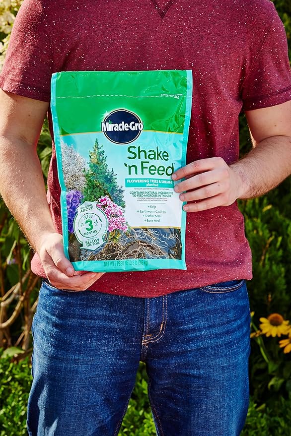 Miracle-Gro Shake 'N Feed Flowering Trees and Shrubs Plant Food, For In-Ground and Container Plants, Acid-Loving Flowering Plants, 8 lbs.